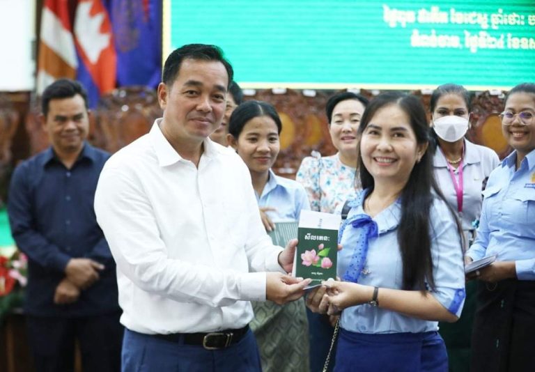 ​អភិបាលខេត្ត​កំពង់ចាម អញ្ជើញ​សំណេះសំណាល​ជាមួយ​លោកគ្រូ អ្នកគ្រូ បុគ្គលិក​សិក្សា​មក​ពី​សាលារៀន​នានា ទូ​ទាំង​ក្រុង​កំពង់ចាម​