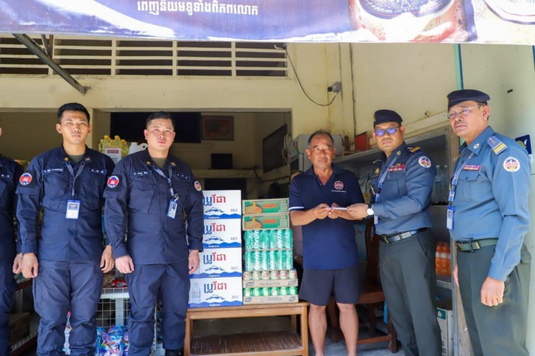 ឧត្តមសេនីយ៍ឯក រ័ត្ន ស្រ៊ាង ចាត់​ក្រុមការងារ​នាំយក​អំណោយ​ចុះសួរសុខទុក្ខ​លោក​មេបញ្ជាការរង អាវុធហត្ថ​ខណ្ឌមានជ័យ ដែល​បាន​គ្រោះថ្នាក់​ចរាចរណ៍​ពេល​កំពុង​បំពេញ​ភារកិច្ច​!