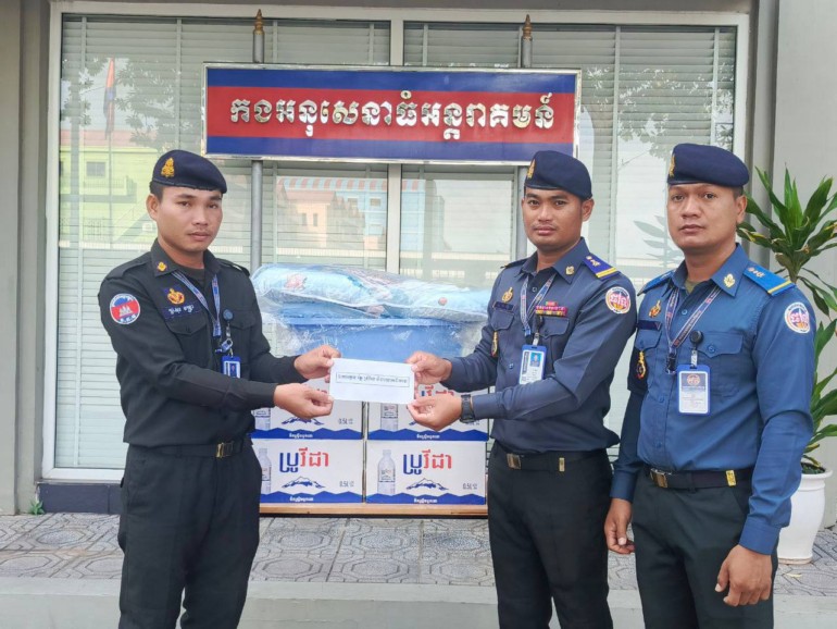 ក្រុមការងារ អាវុធហត្ថ​រាជធានី​ភ្នំពេញ ចុះ​សួរសុខទុក្ខ​ដល់​សមាជិក​ចំនួន​២​នាក់ ដែល​មាន​ប្រពន្ធ​ទើប​សម្រាលកូន​!