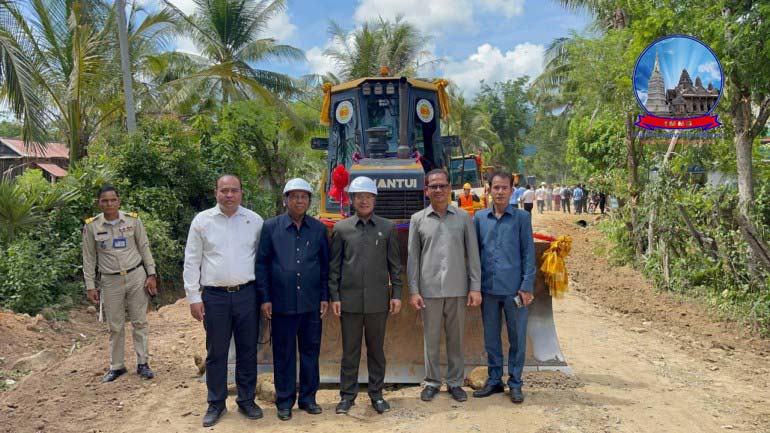 ឯកឧត្ដម​បណ្ឌិត អ៊ាង សុផល្លែត រដ្ឋមន្ត្រី​ក្រសួង​បរិស្ថាន អញ្ជើញ​ជា​អធិបតីភាព បើក​ការដ្ឋាន​សាងសង់​ផ្លូវ​ចូល​ទៅកាន់​ភ្នំ​ខ្នង​ផ្សារ និង​សាងសង់​ហេដ្ឋារចនាសម្ព័ន្ធ​បម្រើឱ្យ​គោលដៅ​លម្ហែ​បៃតង​តំបន់ភ្នំ​ខ្នង​ផ្សារ