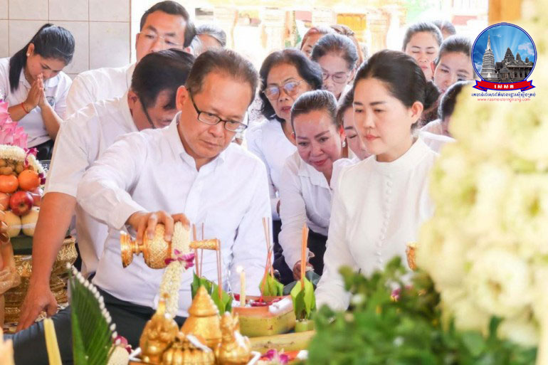 ឯកឧត្តម​បណ្ឌិត អ៊ាង សុផល្លែត និង​លោកជំទាវ ជា សុ​ផា​កន្នី ចូលរួម​ពិធី​បួងសួង​ដល់​វត្ថុ​សក្តិ​សិទ្ធ បារមី​មាន​ឬ​ទ្ធិ​ទាំងឡាយ ទាំងពួង ជួយ​ឃុំគ្រង​ការពារ​វីរៈ​កងទ័ព​និង​ប្រជាពលរដ្ឋ​ខ្មែរ​ទាំងអស់ ជួបតែ​សេចក្តីសុខ សុវត្ថិភាព